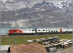 Re 460 012-8  Thales  mit IC 578 befhrt soeben den einzigen Einspurabschnitt zwischen Chur und Basel am Walensee zwischen Murg und Mhlehorn. Auf der gegenberliegenden Seeseite erkennt man den Steinbruch, der unter anderem auch Bahnschotter per Schiff nach Mhlehorn liefert. (10.03.2008)