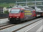 Werbelok Re 460 080-5  Verkehrshaus Luzern  beim Verlassen des Bahnhofs von Visp in Richtung Brig am 02.08.08.