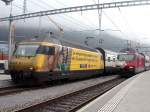 Re 460 042-5 Western Union und Re 460 090-4 Wallis Excellence, mit Zug ins Wallis, die fr den neuen Ltschbergtunnel wirbt.