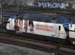 Re 460 041-7 mit der redcross.ch Werbung am Bahnhof SBB.