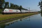 Kurz vor Bürglen (TG) befindet sich am 19.06.2014 die für 'coop' werbende Re 460 083-9 mit dem in Romanshorn gestarteten IC 826 auf der Fahrt nach Brig.