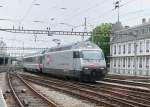 Re 460 100 mit einem IR am 01.09.2008 bei der Einfahrt in Lausanne.