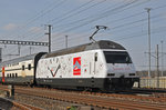 Re 460 044-1, mit einer Werbung für Gottardo 2016, durchfährt den Bahnhof Muttenz.