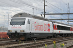 Re 460 098-7, mit der Gottardo 2016 Werbung, durchfährt den Bahnhof Muttenz.