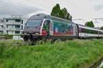 Re 460 099 mit Werbung des Gottardo 2016 Sponsors Mobiliar, am 14.5.2016 in Sitten.