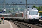 Einfahrt der TGV Lyria Werbelok Re 460 086 in den Bhf Erstfeld, am 29.5.2016.