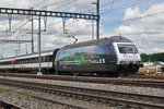 Re 460 005-2, mit einer Werbung für THALES, durchfährt den Bahnhof Muttenz.