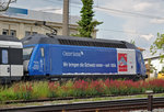 Re 460 079-7, mit einer Credit Suisse/Gottardo 2016 Werbung, durchfährt den Bahnhof Pratteln.