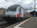 Die Zukunftslok Re 460 099 mit Werbung der Mobiliar, am Zusatzmodul des IC nach Genf Flughafen, am 8.6.2016 in Lausanne.