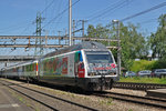 Re 460 099-5, mit der Mobiliar/Gottardo 2016 Werbung, durchfährt den Bahnhof Muttenz.