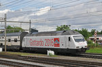 Re 460 089-7, mit der Gottardo 2016 Werbung durchfährt den Bahnhof Pratteln.