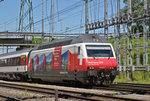 Re 460 048-2, mit der Rail Away Werbung, durchfährt den Bahnhof Muttenz.