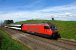 Re 460 102-7. Da kommt der InterRegio mit der feuerroten Werbelok auf der langen, geraden Strecke bei Mhlin (Aargau) angebraust. Ein neuer Fotostandpunkt fr mich und er gefllt mir gut. 7.4.2007