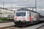 Re 460 086-2, mit der TGV Lyria Werbung, verlässt den Bahnhof Zofingen. Die Aufnahme stammt vom 09.08.2016.