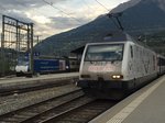 Die Mondaine / Gottardo mit dem IR nach Genf traff die Credit Suisse / Gottardo mit dem IC nach Basel, am 28.8.2016 in Brig.