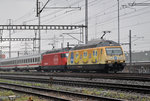 Doppeltraktion, mit den Loks 460 029-2 und 460 117-5, durchfahren bei strömendem Regen den Bahnhof Muttenz. Die Aufnahme stammt vom 17.09.2016.