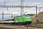 Re 460 080-5, mit der Migros Werbung, durchfährt den Bahnhof Pratteln.