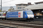 Re 460 079-7, mit der Credit Suisse/Gottardo 2016 Werbung, verlässt den Bahnhof Sissach.