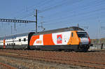 Re 460 085-4, mit einer COOP und Gottardo 2016 Werbung, durchfährt den Bahnhof Muttenz.