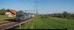BLS Re 465 014 und 016 am 22. April 2020 mit einem UKV-Zug zwischen Gümligen und Ostermundigen.