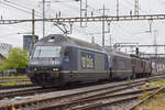 Vierfach Traktion, mit den BLS Loks 465 010-7, 465 015-6 , 425 179 und 425 172, wird nach einem Rangiermanöver in der Abstellanlage beim Bahnhof Pratteln abgestellt.