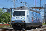 Re 465 016-4 der BLS durchfährt solo den Bahnhof Pratteln. Die Aufnahme stammt vom 29.05.2020.