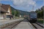 Die BLS Re 465 006 verlässt mit ihrem aus EW III formierten RE 3916 von Bern nach La Chaux-de-Fonds den Bahnhof von Geneveys-sur-Coffrane.