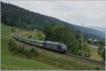 Die BLS Re 465 005 erreicht mit ihrem RE 3921 von La Chaux de Fonds nach Bern in Kürze den Bahnhof von Les Hauts-Geneveys.