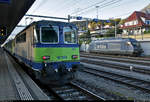 Re 4/4 II 11110 (420 501-9) wurde zusammen mit der abgestellten Re 465 003-2  Jungfraujoch  im Bahnhof Spiez (CH) aufgenommen.