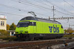 Re 465 013-1 der BLS durchfährt den Bahnhof Pratteln.