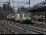 BLS - 465 001 + 465 004 vor Güterzug bei der durchfahrt im Bahnhof Sissach am 26.02.2021