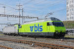 Doppeltraktion, mit den BLS Loks 465 018-0 und 475 418-0 durchfährt den Bahnhof Pratteln.