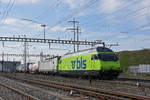 Doppeltraktion, mit den BLS Loks 465 018-0 und 475 418-0 durchfährt den Bahnhof Pratteln.