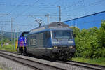 Am 01.06.2021 schleppt die Re 465 005-7 due Rangierlok 90 80 1002 102-4 Richtung Bahnhof Itingen.