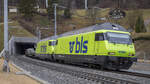 Re 465 003 und 006 sind mit dem Aluzug nach Singen (D) beschäftigt, aufgenommen beim Verlassen des Bözbergtunnels am 20.01.2022.