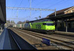 BLS - Lok 465 003 + 475 406 vor Güterzug bei der durchfahrt im Bahnhof von Sissach am 06.03.2022