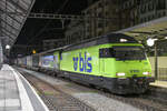 bls cargo Re 465 008 und 475 419 durchfahren mit einem Güterzug den Bahnhof Olten in Richtung Süden, aufgenommen am 29.03.2022 um 00:52 Uhr.