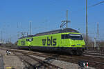 Doppeltraktion, mit den BLS Loks 465 013-1 und 465 015-6 verlässt die Abstellanlage beim badischen Bahnhof. Die Aufnahme stammt vom 09.03.2022.