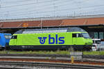 Re 465 017-2 der BLS steht in der Abstellanlage beim Bahnhof Pratteln. Die Aufnahme stammt vom 29.04.2022.