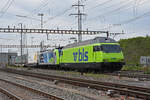 Doppeltraktion, mit den BLS Loks 465 003-2 und 485 009-5 durchfährt den Bahnhof Pratteln. Die Aufnahme stammt vom 29.04.2022.