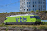 Re 465 003-2 der BLS verlässt die Abstellanlage beim Bahnhof Pratteln. Die Aufnahme stammt vom12.07.2022.