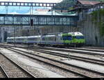 BLS - Triebwagen RBDe 4/4 566 232-5 neben 465 006 abgestellt im Bahnhof Spiez am 30.07.2022