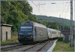 Die BLS Re 465 002 verlässt nach dem Fahrtrichtungswechsel Chamrelin mit ihrem RE von La Chaux-de-Fonds nach Bern. Der Zug ist aus EW III mit Kambly-Werbung formier.t

12. August 2020