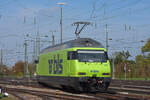 Re 465 013-1 verlässt am 07.10.2022 die Abstellanlage beim badischen Bahnhof.