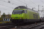 Re 465 005-7 der BLS durchfährt am 21.10.2022 den Bahnhof Pratteln.