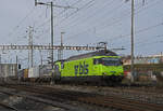 Doppeltraktion, mit den BLS Loks 465 001-6 und 475 425-5 durchfährt am 30.12.2022 den Bahnhof Pratteln.