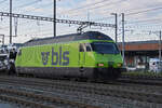 Re 465 018-0 der BLS durchfährt am 07.12.2022 den Bahnhof Pratteln.