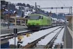 Lokwechsel: Nachdem die Fahrleitungsspannung umgestellt wurde, übernimmt die BLS Re 460 011 mit einem  Interface  Wagen in Zweisimmen den GoldenPass Express 4068 für die Weiterfahrt nach Interlaken Ost am Schluss des Zugs. 

15. Dezember 2022