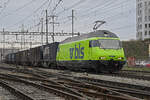Re 465 017-2 der BLS durchfährt am 23.01.2023 den Bahnhof Pratteln.