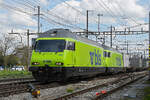Doppeltraktion, mit den BLS Loks 465 012-3 und 465 007-3 durchfährt am 07.04.2023 den Bahnhof Pratteln.